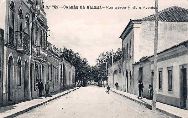 N. 769 - CALDAS DA RAINHA-Rua Serpa Pinto e Avenida - Editor Alberto Malva (Editado em 1908) - Dimenses: 14x9 cm. - Col. Miguel Chaby.