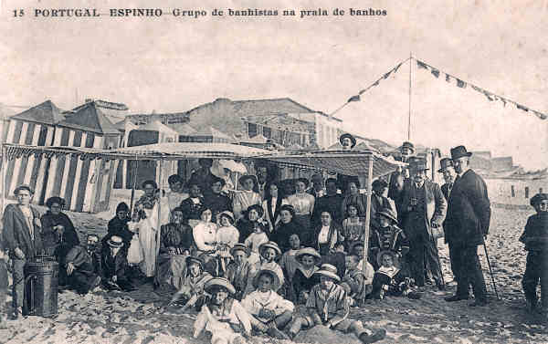 N 15 - Portugal. Espinho - Grupo de banhistas na praia de banhos - Editor no identificado - SD - Dim. 9x14  cm - Col. Miguel Chaby