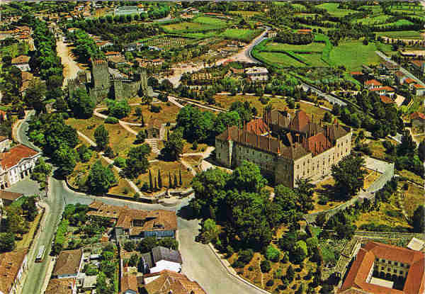 N. 532 - GUIMARES - PORTUGAL  Castelo e Paos do Duque de Bragana - Ed. Centro de Caridade "N. Sr. do Perptuo Socorro" - PORTO - SD - Dim. 14,9x10,3 cm - Col. Manuel Bia (1969)