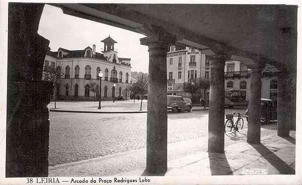 N. 38 - LEIRIA-Arcada da Praa Rodrigues Lobo - Edio Passaporte - S/D - Dimenses: 14x9 cm. - Col. R. Gaspar.