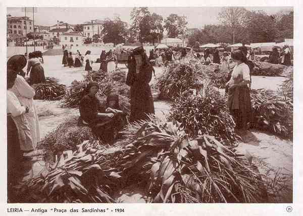 N. 21 - LEIRIA-Portugal Antiga "Praa das Sardinhas"-1934 - Editor Comisso Cultural das Obras Sociais do Pessoal da C. M. Leiria - Dimenses: 15x10 cm. - Col. R. Gaspar.