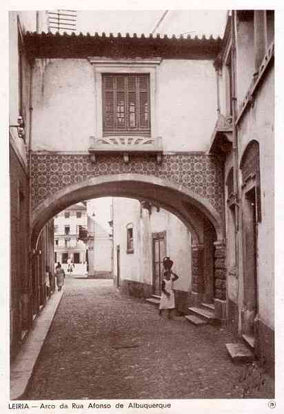 N. 29 - LEIRIA-Portugal Arco da Rua Afonso de Albuquerque - Editor: Comisso Cultural das Obras Sociais do Pessoal da C. M. Leiria - Dimenses: 15x10 cm. - Col. R. Gaspar.