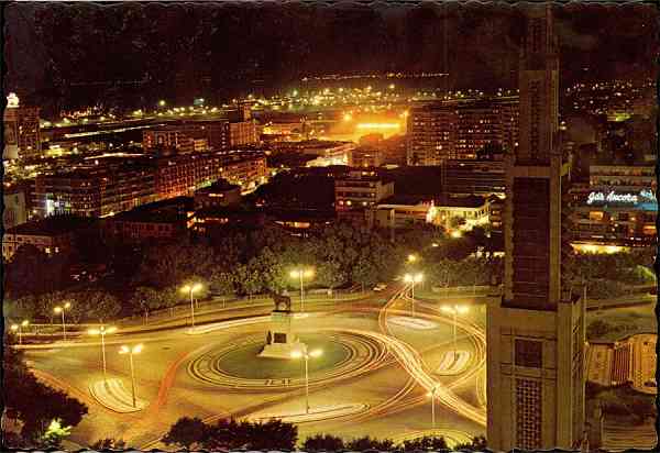 N. 19 - LOURENO MARQUES Vista nocturna de linda Praa Mouzinho de Albuquerque e da zona comercial e industrial de Loureno Marques. Ao longe distingue-se a iluminao da Matola - Edio exclusiva para FOCARTE Lo Marques, Moambique-Portugal Diapositivo a cores de Vasco Campos 24379-C - S/D - Dimenses: 14,8x10,2 cm. - Col. Manuel Bia (1970).