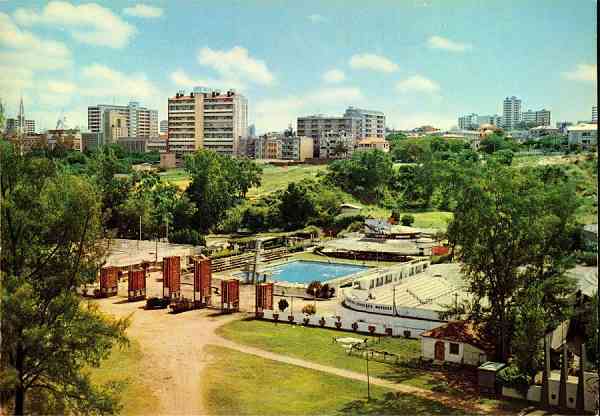 N. 1 - LOURENO MARQUES Piscina do Grupo Desportivo - Edio da Livraria Progresso - S/D - Dimenses: 14,85x10,35 cm. - Col. Manuel Bia (1970).