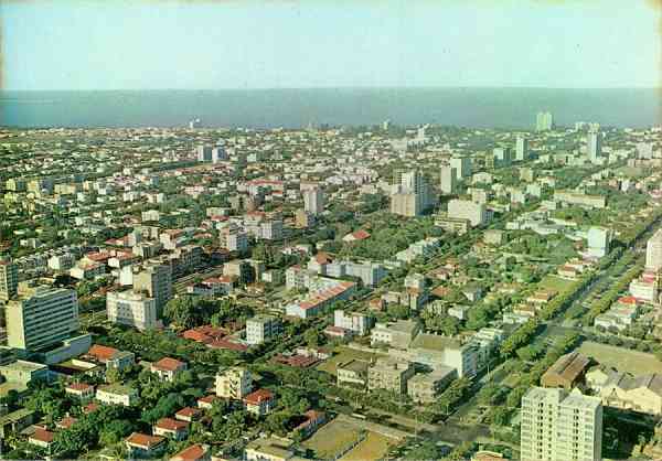 S/N - LOURENO MARQUES Vista Area da Cidade - Edio da Casa Bayly, Caixa Postal 185, Lo. Marques - S/D - Dimenses: 14,9x10,4 cm. - Col. Manuel Bia (1970).