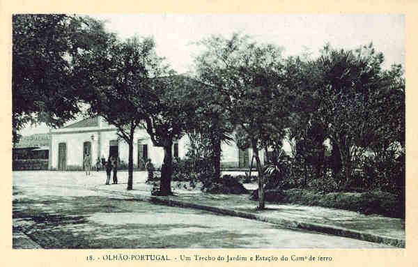 N 18 - OLHO. Um trecho do jardim publico e Estao de Caminho de Ferro - Edio de Souza & Ventura Lda, Olho - Dim. 14x9 cm - Col. A. Monge da Silva (1920)