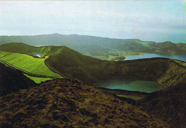 N.º 80 - S. MIGUEL - AÇORES A Região dos Lagos das Sete Cidades - EDIÇÃO NÓBREGA, Lda 9500 PONTA DELGADA - S. MIGUEL - AÇORES - Lito OF. ARTISTAS REUNIDOS - PORTO - SD - Dim. 15x10,5 cm. - Col. Manuel Bóia (1981).