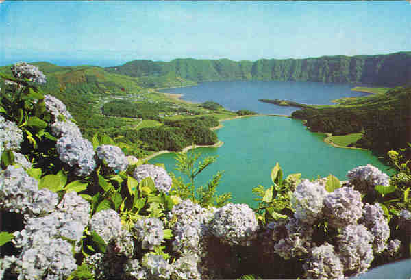 N.º 28 - S. MIGUEL (Açores)- SETE CIDADES - As Lagoas - Ed. NÓBREGA,Lda 9500 PONTA DELGADA - S. MIGUEL - AÇORES LITO OF. ARTISTAS REUNIDOS-PORTO - S/D - Dim. 15x10,5 cm. - Col. Manuel Bóia (1981).