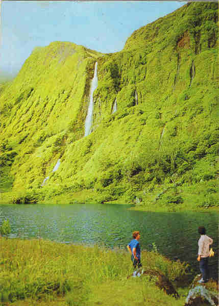 N.º 24 - RIBEIRA DO FERREIRO ILHA DAS FLORES - AÇORES - Ed. Foto Soares - Cómer, Lisboa Foto de J.A.T. - SD - Dim. 10,4x14,8 cm. - Col. M. Bóia (1981)