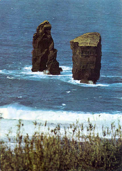 SN - SÃO MIGUEL. Mosteiros. Rochedos Vulcânicos - Edição Bureau de Turismo Terra Nostra, Ponta Delgada - SD - Dim. 14,9x10,5 cm - Col. A. Monge da Silva (cerca de 1970)