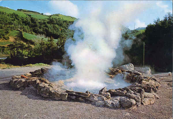 Nº 7 - SÃO MIGUEL. Furnas. Lagoa - Edição Fotografia Nóbrega - Dim. 15x10,5 cm - Col. A. Monge da Silva (c. 1967)