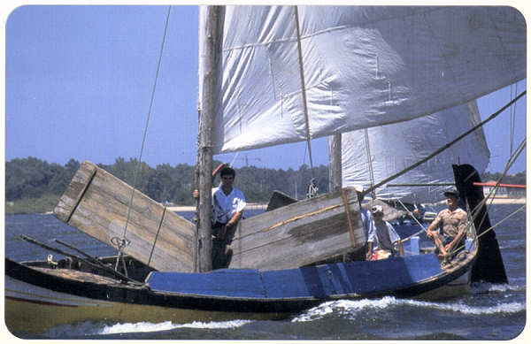 SN - Ps da borda em vela - Ed. Cmara Municipal de Aveiro. Foto Manuel Gamelas - SD - Dim. 15x10 cm - Col. Gaspar Albino