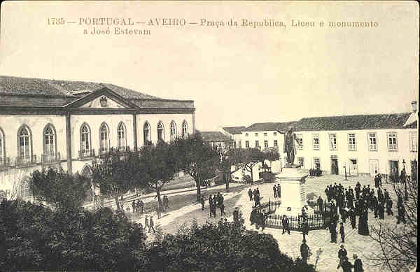 N 1735-PORTUGAL AVEIRO Praca da Republica, Liceu e monumento a Jos Estevam-Editor Alberto Malva, R. da Madalena, 23 LX - SD-Dim 13,9x9cm-Col.Paulo Neves.