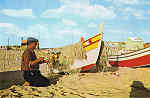 N. 615 - COSTA DA CAPARICA - PORTUGAL Pescador preparando as redes - Ed. Centro de Caridade "N. Sr do Perptuo Socorro", PORTO Foto de Tefilo Rego - S/D - Dim: 15x10,5cm - Col. Ftima Bia (1976).