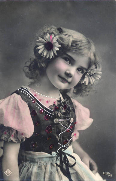 Serie 01247-48 - Menina em trajes tipicos com lantejoulas coladas - Editor Oestrreichiche Photographiche esallschaft, Vienne - Dim. 13,7x8,8 cm - Col. Amlcar Monge da Silva (cerca de 1910)