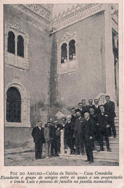 SN - Portugal. Caldas da Rainha. Foz do Arelho. Casa Grandella, escadaria e grupo de amigos entre os quaes o seu proprietrio e irmo Luiz e pessoas da familia na janella manuelina_Editor_Casa_Gradella - Editor Casa Grandella (1920) - Dim. 14x9 cm - Col. Diamantino Fernandes