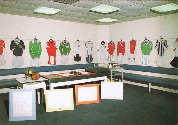 SN - Wembley. Famous strips and signatures adorn the North Dressing Room - Ed. Wembley Stadium Limited Wembley HA9 ODW Copyright Syndication International Limited 1986 Photo: Fincom Photography - Dim. 15x10,5 cm - Col. Manuel Bia (1986)