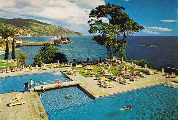 MD 118 - MADEIRA Piscina do Hotel Reid's - Ed. Hans Huber KG Agente no Funchal: F. Ribeiro, Rua Nova de S. Pedro, 27, telef. 23930 - SD - Dim. 14,8x10,4 cm. - Col. Ftima e Manuel Bia (1975).