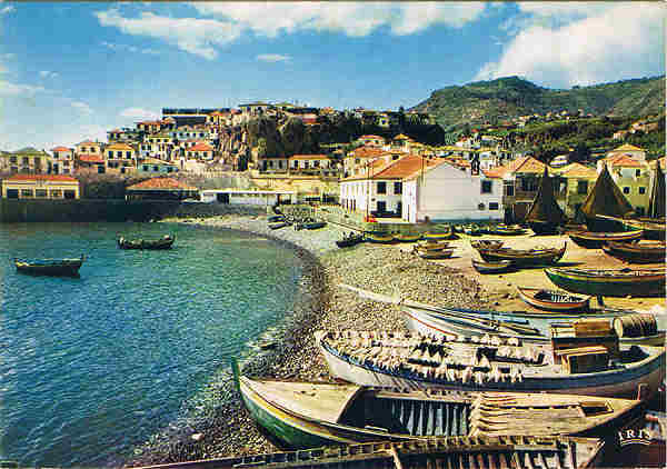 N. MD322 CMARA DE LOBOS (Madeira) Vila piscatria - Ed. Francisco Ribeiro - Rua Nova de S. Pedro, 27 telef. 23930 FUNCHAL - MADEIRA - SD - Dim. 14,8x10,4 cm - Col. Manuel e Ftima Bia (1975).