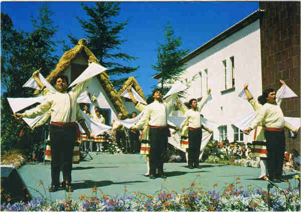 N 824 - Grupo Folclrico de PORTO SANTO - Ed. BERNARDINO H.S. CARVO PARQUE RESIDENCIAL DOS PIORNAIS, BLOCO 9-3.A - 9000 FUNCHAL foto A. Spnola - SD - Dim. 15x10,5 cm - Col. Manuel Bia (1988).