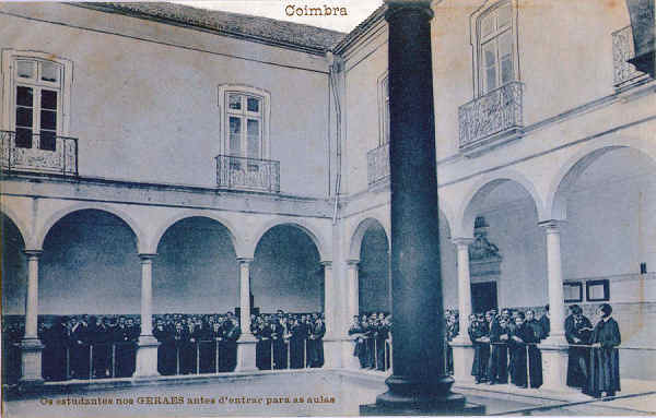 K. 4 - Os estudantes nos GERAIS antes d'entrar para as aulas - Pap. Borges, Coimbra - Dim. 138x88 mm - Col. A. Monge da Silva (cerca de 1905)