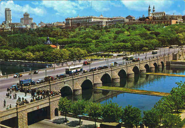 40- N. 81 - MADRID - Puente de Segovia sobre el rio Manzanares - Ed. GARCIA GARRABELLA y Cia. S.R.C. Distribuidor: V. Martinez - A. Ferrant,8,6 Telf.2396096 - SD - Dim. 15x10,4 cm - Col. Manuel Bia (1971)