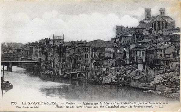 806 - La Grande Guerre. Verdun, Maisons sur la Meuse et la cathdrale aprs le bombardement - Edition  Lev, Fils & Cie , Paris - Dim. 140x87 mm . Col. A. Monge da Silva (cerca de 1920)