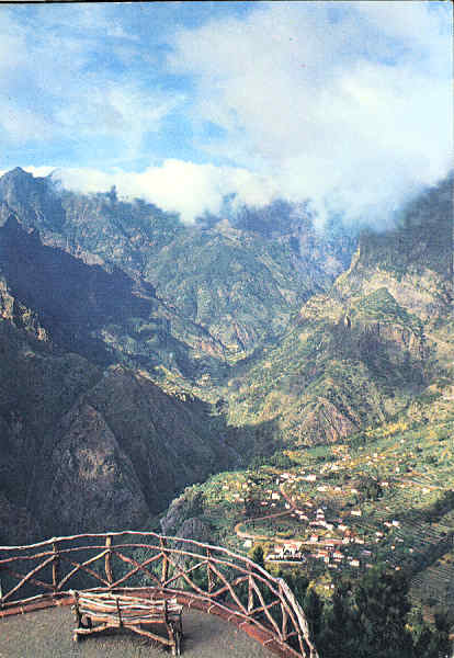 N 187 - ILHA DA MADEIRA. PORTUGAL - Vista do Curral das Freiras - Distr. Funchal Francisco Ribeiro, Ed. Centro de Caridade N Sr do Perptuo Socorro - SD - Dim. 103x149 mm - Col. Graa Maia