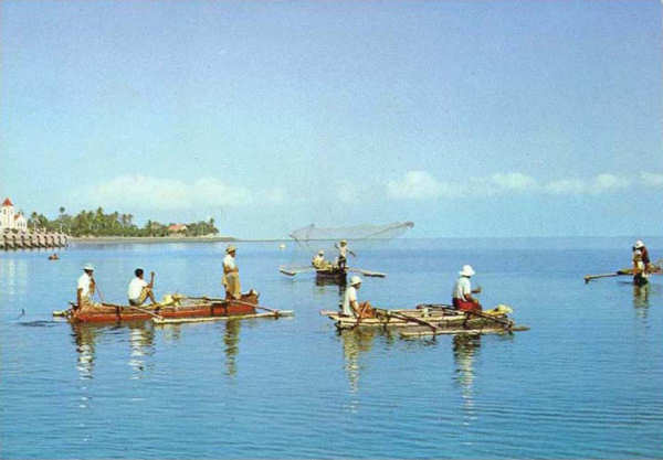 SN - Cena de Pesca na Baa de Dli - Foto Ten-Cor. Marques Abreu - Edio do MNF-Timor - Dim. ???x??? mm - Col. A. Monge da Silva (cerca de 1970)