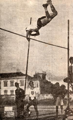 Um salto  vara de Francisco Duarte, recordman de Portugal no Estdio do Lima.