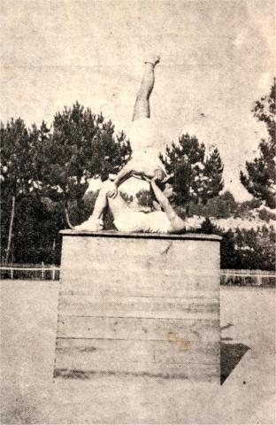 Pal e Armindo Landureza, do curso de ginstica da U. D. Oliveirense - 1934 - exibindo-se em exerccio sobre o plinto.