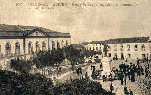 N. 1735 - PORTUGAL AVEIRO Praa da Repblica, Liceu e monumento a Jos Estvam - Editor Alberto Malva, R. Madalena, 23 Lisboa - SD - Dim 13,5x8,5 cm - Col FMSarmento (circulado em 5-6-1917).