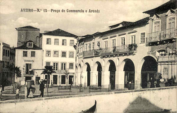 N. 12 - AVEIRO Praa do Comercio e Arcada - Editor MOREIRA & TORRES, Aveiro - SD - Dimenses: 13,8x8,7 cm. - Col FMSarmento.