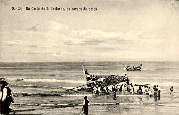 N. 34 - Na Costa de S. Jacinto, os barcos de pesca - Editores MOREIRA & TORRES, Aveiro - SD - Dimenses 13,7x8,8 cm. - Col.  FMSarmento.