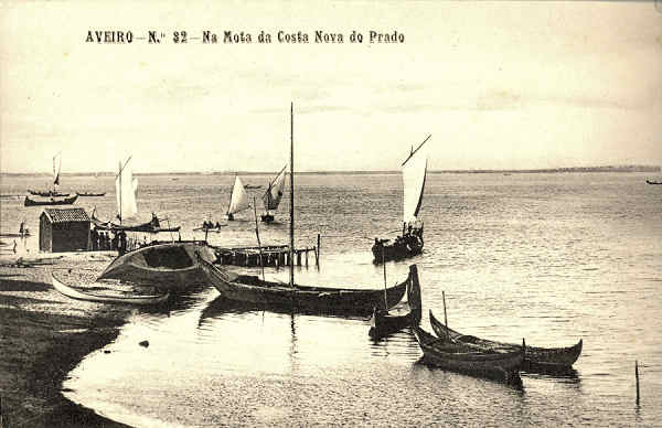 N. 32 - AVEIRO Na Mota da Costa Nova do Prado - Editores MOREIRA & TORRES, Aveiro - SD - Dimenses 13,7x8,7 cm. - Col.  FMSarmento.
