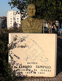 Monumento no topo da rua Passos Manuel a assinalar o bairro que tem o seu nome, tambm conhecido por Bairro do Liceu. Fotografia de nio Semedo.