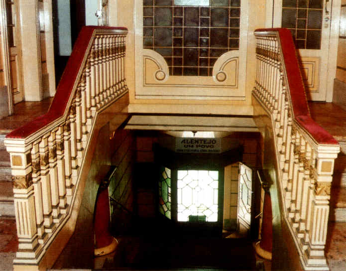 Foto 2 - Escadaria da entrada principal.