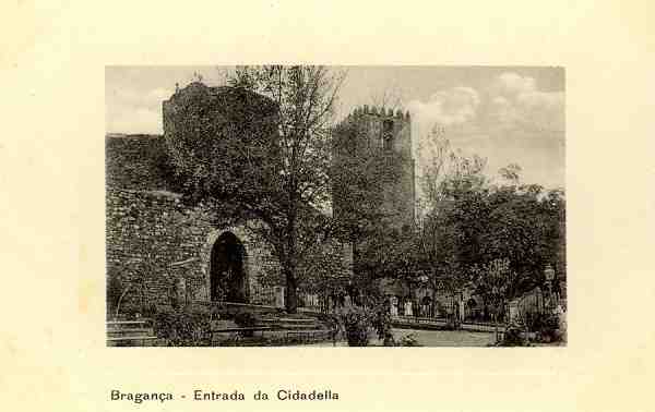 S/N - Bragana-Entrada da Cidadella - Edio de Adriano Rodrigues, Bragana - S/D - Dimenses: 13,9x8,9 cm. - Col. Aurlio Dinis Marta.