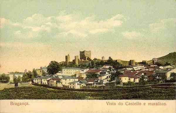 S/N - Bragana-Vista do Castello e muralhas - Edio de Adriano Rodrigues, Bragana - S/D - Dimenses: 13,7x8,8 cm. - Col. Aurlio Dinis Marta.