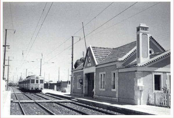 N 5 - Lisboa. Antiga estao dos Olivais - Edio Olivais Shoping Center e Junta de Freguesia de St Maria dos Olivais, Pelouro da Cultura - Ano 2000 - Dim. 16x10,8 cm - Col. A. Monge da Silva