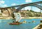 N. 80 - Porto: Um Rabelo atravessando o Douro - Edio Centro de Caridade Nossa Senhora Perptuo Socorro, Porto - Foto cedida pela TAP - S/D - Dimenses: 15x10,4 cm. - (circulado em 1968) - Col. HJCO.