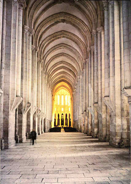 N. 914 - Alcobaa-Mosteiro de St Maria-Ala principal da igreja - Edio GTICA, Porto, Rua N. S. de Ftima, 298 Tel. 66347 - S/D - Dimenses: 14,7x10,3 cm. - Col. Graa Maia