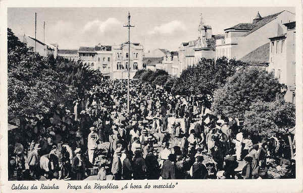 S/N - Portugal-Caldas da Rainha Praa da Rpublica " hora do mercado" - Editor Fernando Daniel de Sousa (Editado em 1940) - Dimenses: 14x9 cm. - Col. Miguel Chaby