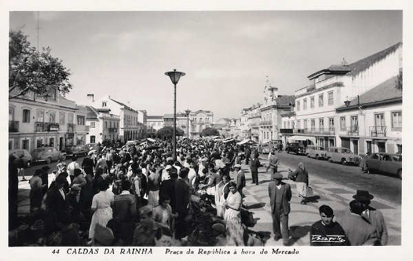 N. 44 - Portugal Caldas da Rainha Praa da Repblica  hora do mercado - Editor Passaporte Loty (Editado em 1951) - Dimenses: 9x14 cm. - Col. Miguel Chaby