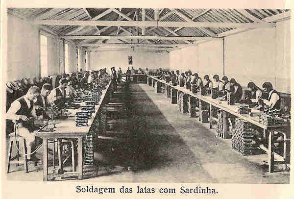 07 - Interior da Fbrica Brando Gomes & Ca - Soldagem das latas com Sardinha - Dim. 75x50 mm.- Col. Miguel Chaby.