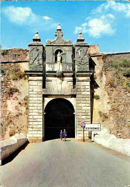 N. 256/Pr. - Estremoz - Portas dos Currais (sc. XVII) - Edio Portugal Turstico - S/D - Dimenses: 10,3x14,7 cm. - Col. HJCO (1970)