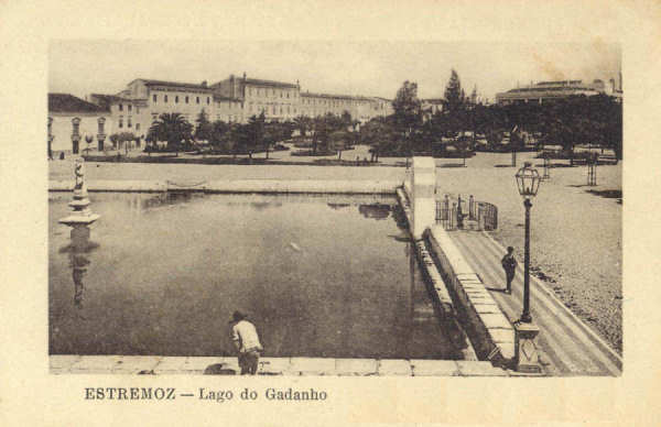 SN - ESTREMOZ. Largo do Gadanho e Quartel de Cavallaria - Edio Alberto Malva, Rua da Madalena 23, Lisboa (cerca de 1920) - Dim. 14,1x9 cm - Col. A. Monge da Silva.