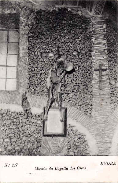N 117 - Mumia na Capella dos Ossos - Edio Alberto Malva, Rua de S. Julio, 41, Lisboa - Dim. 138x89 mm - Col. A. Monge da Silva (cerca de 1909)