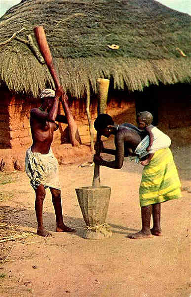 N. 105 - Pilando arroz (Bissau) - Edio Foto Serra, C. P. 239 - Bissau - Dimenses: 9x13,9 cm. - Col. HJCO (1968).