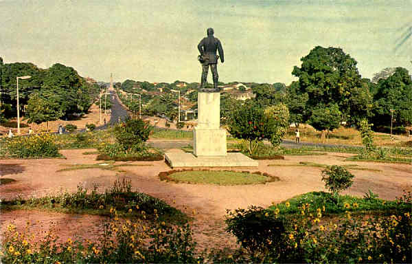 N. 112 - Monumento a Teixeira Pinto (Bissau) - Edio Foto Serra, C. P. 239 - Bissau - Dimenses: 13,9x9 cm. - Col. HJCO (1968).